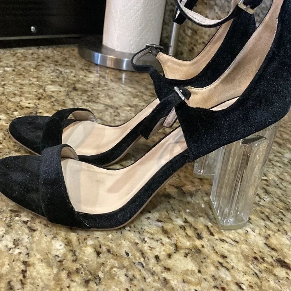 D. Shoes. - Picture 5 of 17
